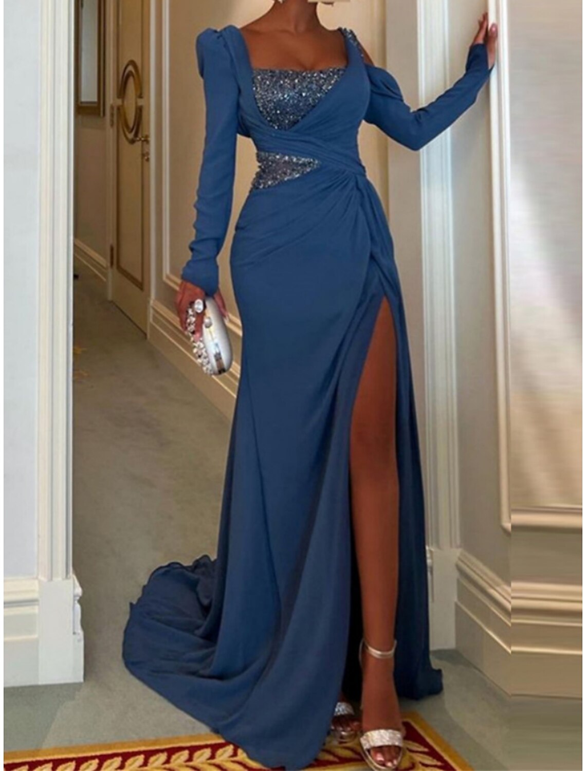 Abito da sera a trapezio, elegante, formale, con strascico, manica lunga, scollo quadrato, paillettes e spacco in paillettes